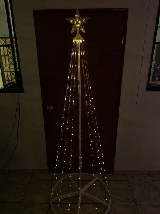 Navideño árbol amarillo y blanco